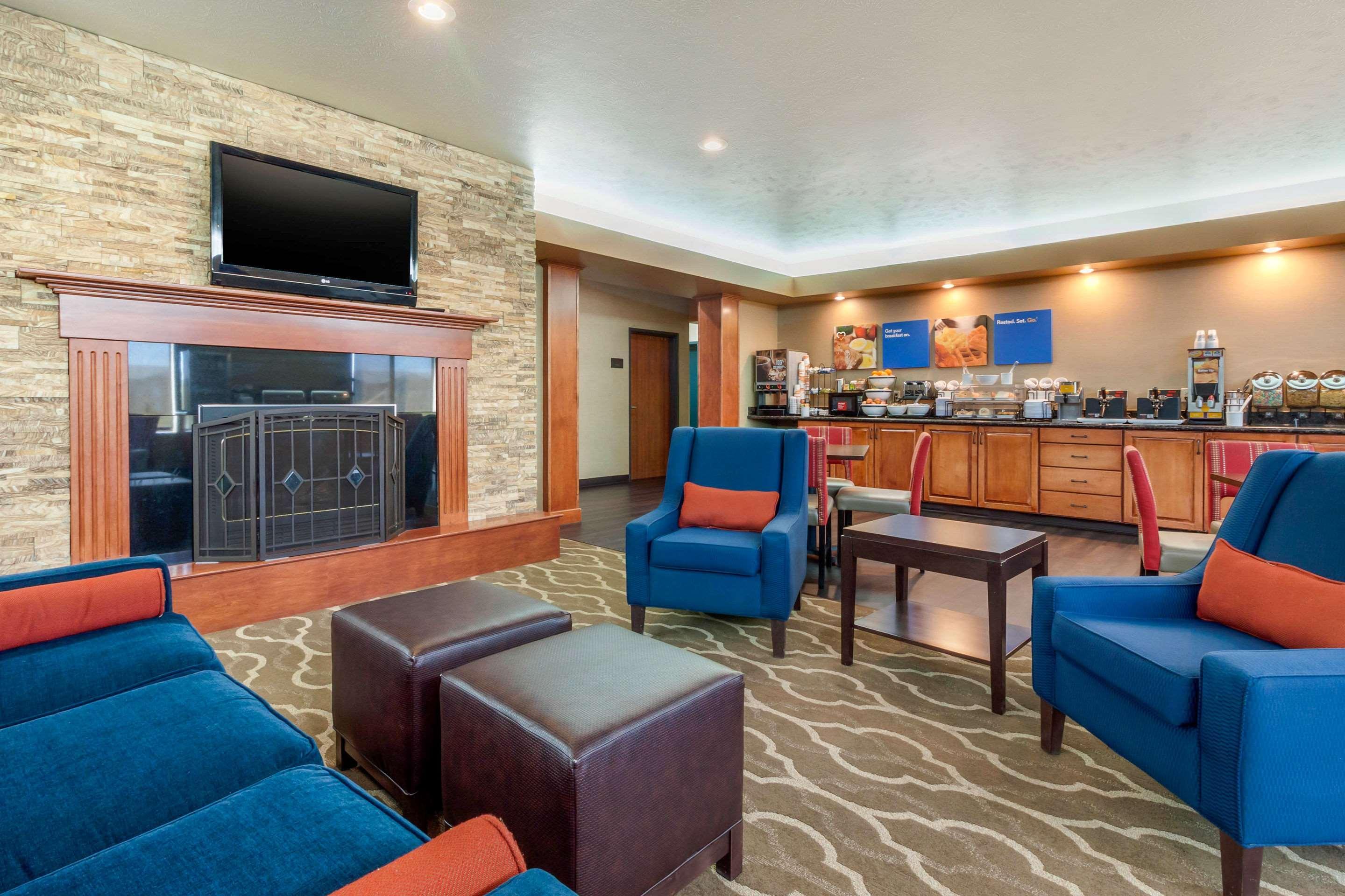 Comfort Inn & Suites Mitchell I-90 Exterior photo