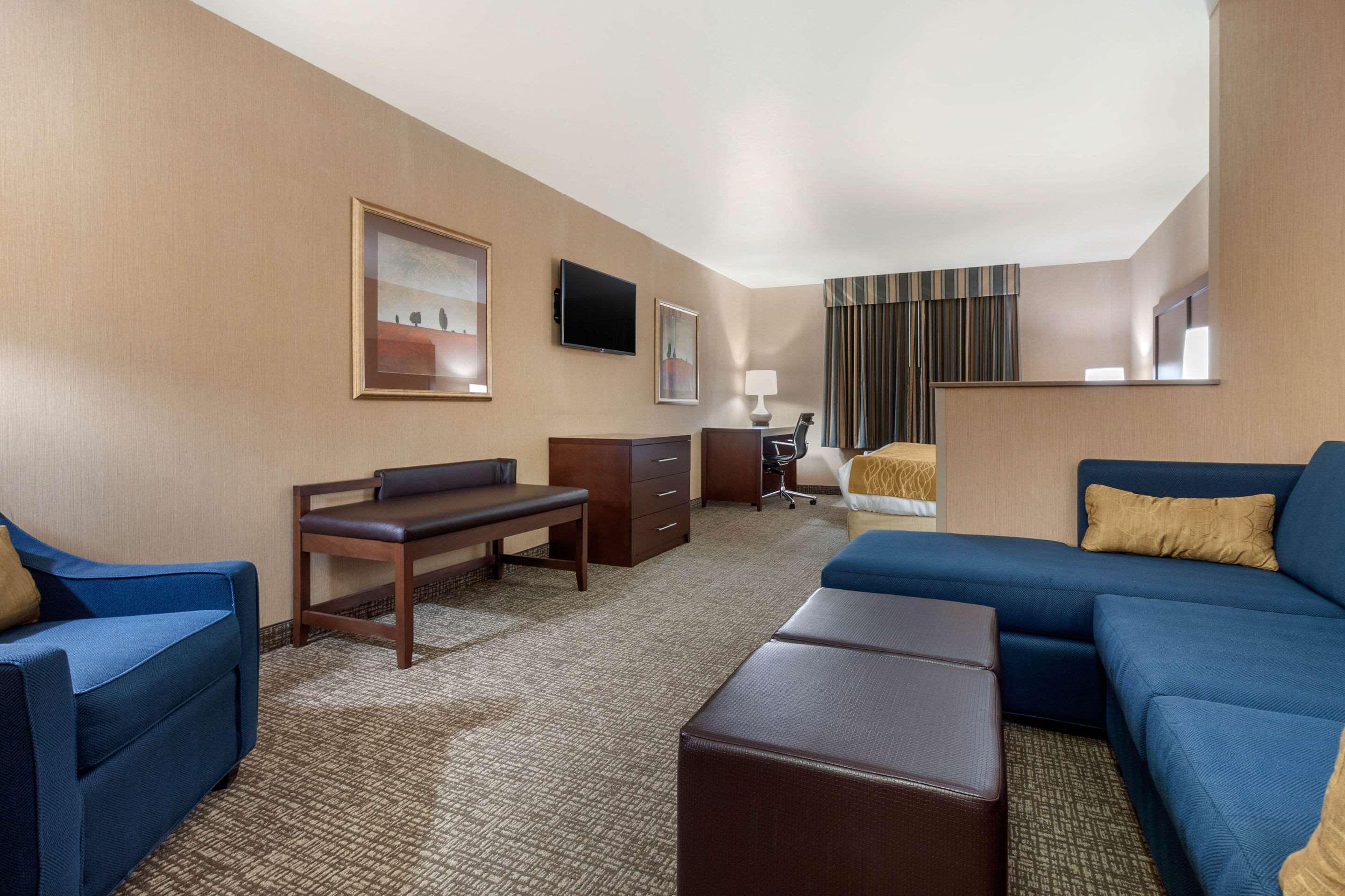 Comfort Inn & Suites Mitchell I-90 Exterior photo